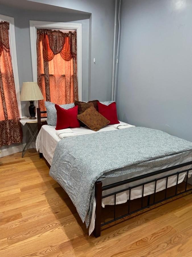 A Spacious Room In Queens Nueva York Exterior foto